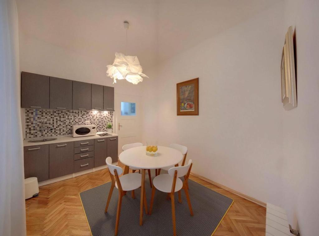 Square 12 Osijek Apartment ภายนอก รูปภาพ